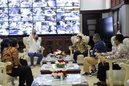 Wali Kota Surabaya Eri Cahyadi menerima Ketua Komisi Pengawasan Persaingan Usaha (KPPU) Pusat Kodrat Wibowo dan rombongan di ruang kerja wali kota.