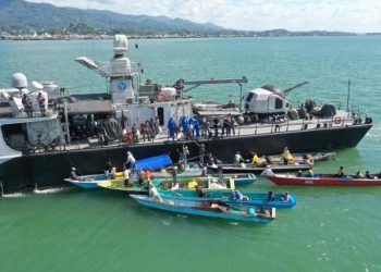 Perahu nelayan tradisional mendatangi KRI Hasan Basri-382 yang melakukan bagi-bagi sembako di Selat Pulau Laut.