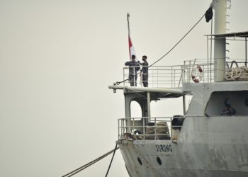 Penurunan bendera Merah Putih dari KRI Sorong-911 sebagai tanda selesai tugas KRI ini dari dinas aktif TNI AL.
