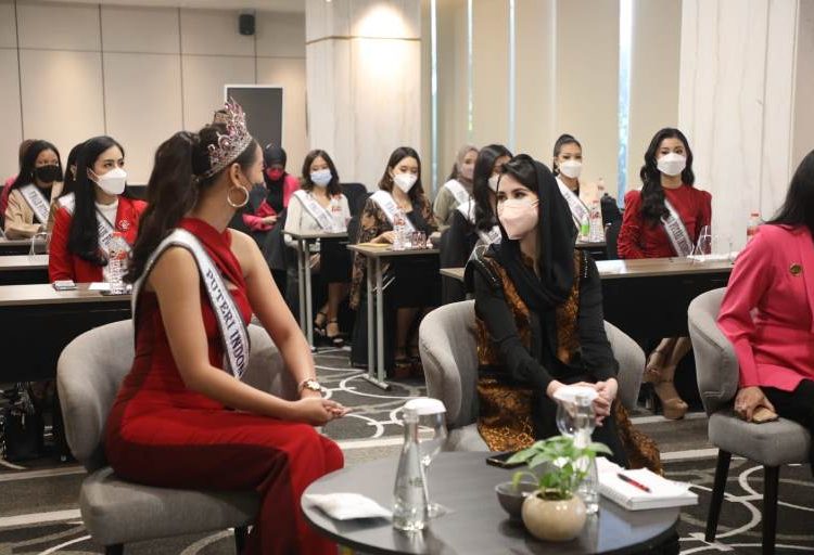 Ketua Dekranasda Provinsi Jawa Timur (Jatim) Arumi Bachsin dalam pembukaan karantina Puteri Indonesia Jatim 2022 di Hotel Grand Mercure Surabaya.