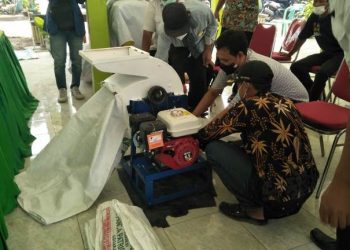 Kegiatan hibah alat pemipil jagung otomatis oleh Tim KKN Abmas ITS kepada para petani jagung Desa Petung, Gresik.