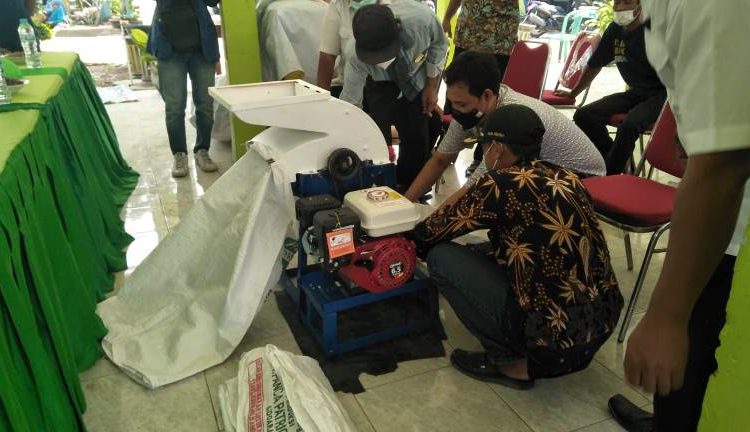 Kegiatan hibah alat pemipil jagung otomatis oleh Tim KKN Abmas ITS kepada para petani jagung Desa Petung, Gresik.