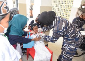 Sebelum dikhitan atau disunat, peserta khitanan dilakukan tes swab.