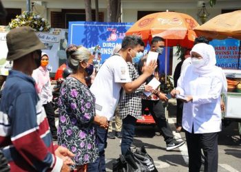 Gubernur Jawa Timur Khofifah Indar Parawansa membagikan ratusan paket sembako dan santunan kepada warga sekitar gedung Negara Grahadi dan kantor gubernur.