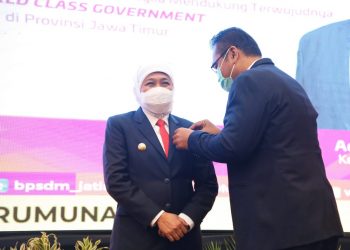 Gubernur Jawa Timur Khofifah Indar Parawansa menerima lencana kehormatan kepala daerah pemimpin perubahan dari Kepala Lembaga Administrasi Negara (LAN) RI Adi Suryanto.