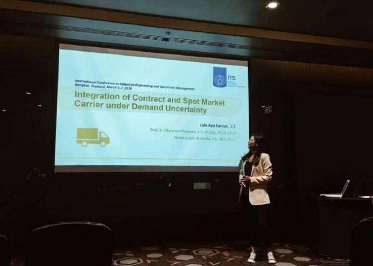 Lala Ayu Kantari saat melakukan presentasi ide risetnya di Bangkok,  Thailand.