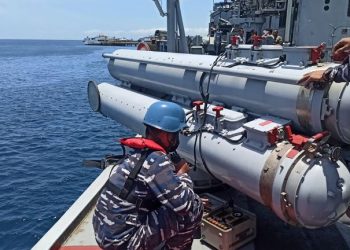 Prajurit KRI Malahayati-362 dari unsur Satkor Koarmada II yang sedang melaksanakan Operasi Siaga Tempur Laut di Selat Bali.