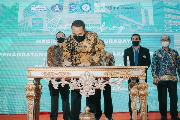 Wali Kota Surabaya Eri Cahyadi melakukan penandatanganan nota kesepakatan bersama tentang penyelenggaraan layanan wisata medis di Kota Surabaya. Penandatanganan ini dilaksanakan di lobby lantai 2 Balai Kota Surabaya.
