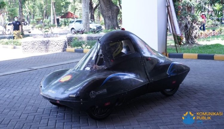 Mobil Tim Sapuangin ITS berjenis urban yang turut mengiringi Dr Ir Witantyo MEngSc, wisudawan program doktor Teknik Mesin yang juga merupakan pembina tim.