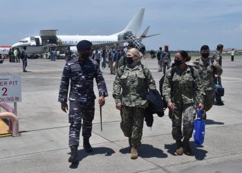 Pasukan Angkatan Laut Amerika Serikat atau US Navy saat tiba di bandara VIP TNI AL Lanudal Juanda.