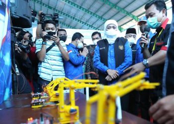 Gubernur Jatim Khofifah Indar Parawansa dalam acara Pameran Expo dan Expose ICT SMK Jatim Tahun 2021 di SMK Negeri 1 Singosari Malang.