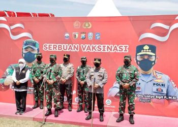 Panglima TNI Marsekal TNI Hadi Tjahjanto, Kapolri Jenderal Pol Listyo Sigit serta beberapa pejabat lainnya berfoto bersama dalam peninjauan serbuan vaksinasi merdeka di lapangan Thor, Surabaya.
