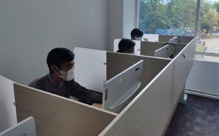 Pelaksanaan PKP2 (Penilaian Kemajuan Pelaksanaan PKM) secara daring oleh Direktorat Pembelajaran dan Kemahasiswaan Kemendikbudristek di Menara Sains ITS.