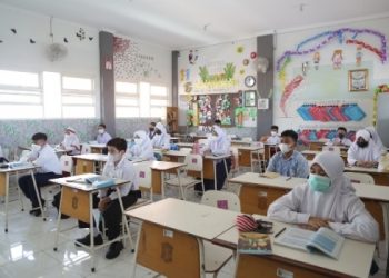 Pembelajaran tatap muka terbatas yang dilakukan di salah satu SMP di Surabaya.