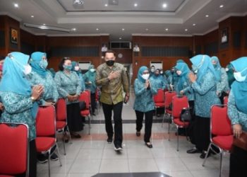 Wali Kota Surabaya Eri Cahyadi dan Ketua TP PKK Surabaya Rini Indriyani di Graha Sawunggaling lantai 6 Pemkot Surabaya.