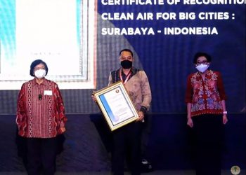 Wali Kota Surabaya Eri Cahyadi (tengah) dan Menteri Lingkungan Hidup dan Kehutanan Siti Nurbaya (kiri) dalam pemberian penghargaan kepada Kota Surabaya yang berhasil menjadi kota besar dengan udara terbersih se-Asia Tenggara atau ASEAN.