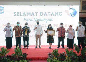 Wali Kota Surabaya, Eri Cahyadi dalam penyerahan piagam penghargaan Program Kampung Iklim (Proklim) kepada sejumlah RW di Kota Pahlawan di Balai Kota.