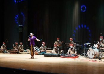 Pentas seni ludruk di gedung kesenian sebelum pandemi Covid-19 .