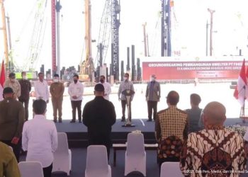 Presiden Jokowi melakukan peletakan batu pertama pembangunan smelter PT Freeport Indonesia di JIIPE Gresik.