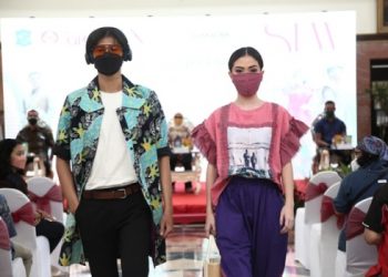 Suguhkan fashion show oleh para model Next Management, dengan mengenakan busana dari para pelaku UMKM Kota Surabaya jelang Surabaya Fashion Week di Balai Kota.