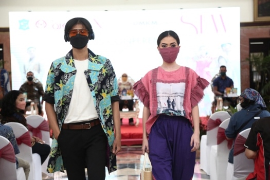 Suguhkan fashion show oleh para model Next Management, dengan mengenakan busana dari para pelaku UMKM Kota Surabaya jelang Surabaya Fashion Week di Balai Kota.
