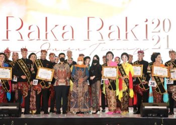 Gubernur Jatim Khofifah Indar Parawansa bersama para finalis pemilihan Duta Wisata Raka-Raki Jatim.