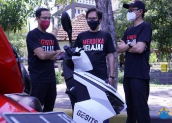 Rektor ITS Prof Dr Ir Mochamad Ashari MEng (tengah) menunjukkan motor listrik GESITS kepada Mendikbudristek Nadiem Anwar Makarim (kiri) dan Dirjen Dikti Prof Ir Nizam.