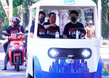 Rektor ITS Prof Dr Ir Mochamad Ashari bersama Mendikbudristek Nadiem Anwar Makarim dan Wagub Jatim Emil Elestianto Dardak menaiki i-Car, mobil tak berawak dari ITS.