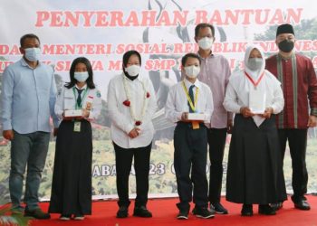 Menteri Sosial Tri Rismaharini bersama Wali Kota Surabaya Eri Cahyadi, Ketua DPRD Surabaya Adi Sutarwijono dan Kepala Dinas Pendidikan Surabaya Supomo dalam memberikan bantuan tablet kepada siswa atau anak-anak yang kurang mampu di eks lokalisasi Dolly.