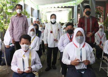 Menteri Sosial RI Tri Rismaharini, Wali Kota Surabaya Eri Cahyadi dan Ketua DPRD Surabaya Adi Sutarwijono dalam pemberian bantuan tablet kepada siswa atau anak-anak yang kurang mampu di eks lokalisasi Dolly.