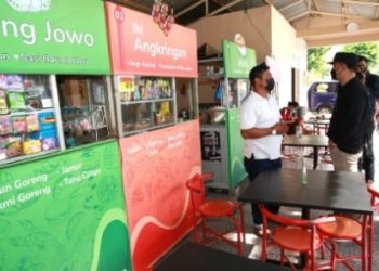 Wali Kota Surabaya Eri Cahyadi saat meninjau Sentra Wisata Kuliner (SWK) Kelurahan Semolowaru, Kecamatan Sukolilo.