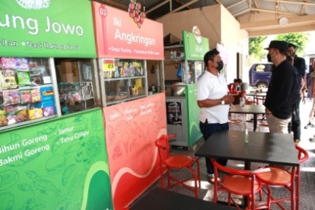 Wali Kota Surabaya Eri Cahyadi saat meninjau Sentra Wisata Kuliner (SWK) Kelurahan Semolowaru, Kecamatan Sukolilo.