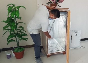 Lemari disinfektan Alat Perlindungan Diri (APD) berbasis sinar Ultraviolet C (UV-C) yang sudah diujicobakan di Puskesmas Jetis, Ponorogo.