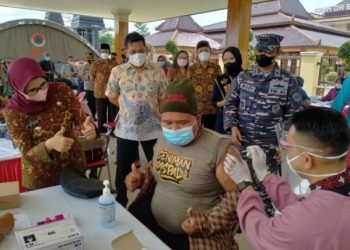 Serbuan vaksinasi di Blitar Raya. Untuk vaksinasi massal di wilayah kabupaten, digelar di Alun-Alun di wilayah Kanigoro, dan 22 Puskesmas di wilayah Kabupaten Blitar. Sedangkan di Kota Blitar, serbuan vaksin dilaksanakan di gedung Kesenian Aryo.