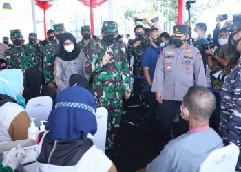 Panglima TNI Marsekal TNI Hadi Tjahjanto bersama Kapolri Jenderal Polisi Listyo Sigit Prabowo meninjau pelaksanaan serbuan vaksinasi di RSNU Mangir Banyuwangi,