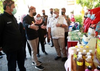 Komisioner Komisi Pemilihan Umum (KPU) RI, Arief Budiman bersama Wali Kota Surabaya, Eri Cahyadi saat di Kelurahan Semolowaru, Kecamatan Sukolilo.