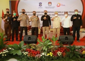 Komisioner Komisi Pemilihan Umum (KPU) RI, Arief Budiman bersama Wali Kota Surabaya, Eri Cahyadi dan Forkopimda Surabaya dalam pengukuhan kader DP3 di Kota Pahlawan.