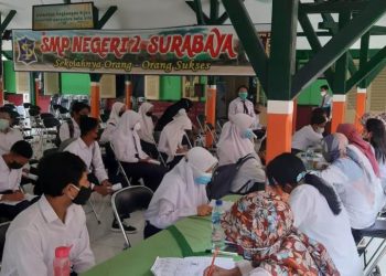 Salah satu pelaksanaan swab RT-PCR yang dilaksanakan di SMPN 2 Surabaya.