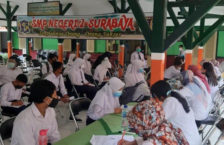 Salah satu pelaksanaan swab RT-PCR yang dilaksanakan di SMPN 2 Surabaya.