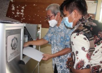 Tim Riset Braille ITS menjelaskan pengoperasian mesin cetak braille.