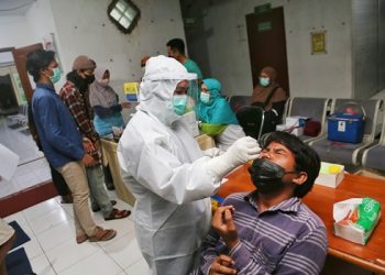 Sejumlah warga yang melakukan aktivitas di luar rumah dijaring untuk melakukan tes swab.