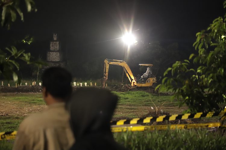 Salah satu sanksi bagi pelanggar protokol kesehatan adalah melakukan tour of duty, menyaksikan proses pemakaman jenazah Covid-19 di TPU Keputih.
