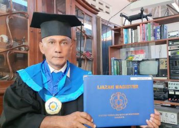 Unggun Dahana sebagai wisudawan tertua ITS pada Wisuda ke-124 ITS.