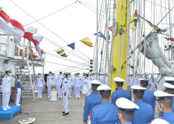 Upacara peringatan HUT ke-76 TNI yang dilaksanakan di atas geladak KRI Bima Suci.