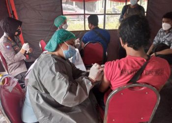 Forkopimda Surabaya jemput bola dengan meggelar vaksinasi on the spot di kawasan Bundaran Waru. Pengendara yang belum vaksin diarahkan untuk bisa mengikuti vaksinasi di tenda yang telah disiapkan.