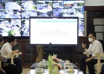 Wali Kota Surabaya, Eri Cahyadi saat menerima audiensi Wakil Gubernur Jawa Timur Emil Elestianto Dardak di ruang kerja wali kota.