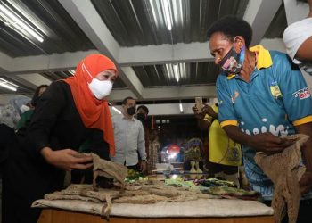 Gubernur Khofifah Indar Parawansa mendatangi Pasar Mama-Mama di sela kunjungannya di Papua dalam rangka memberikan semangat kepada atlet Jatim yang berlaga di PON XX Papua tahun 2021.