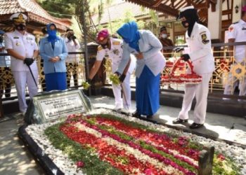 Kegiatan ziarah nasional dalam rangka memperingati HUT ke-76 TNI ke makam KH Abdurrahman Wahid atau Gus Dur di Jombang.