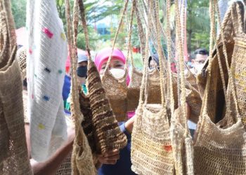 Gubernur Jatim Khofifah Indar Parawansa saat membeli tas untuk oleh-oleh dari Papua.