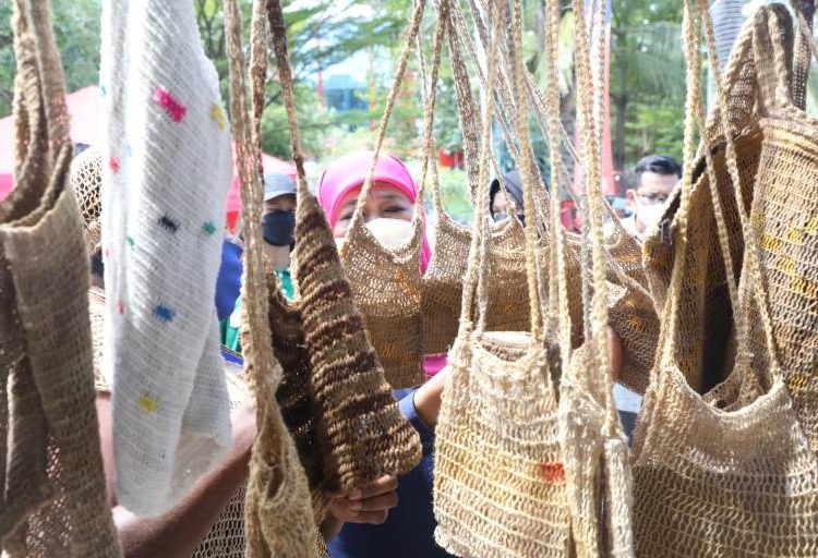 Gubernur Jatim Khofifah Indar Parawansa saat membeli tas untuk oleh-oleh dari Papua.